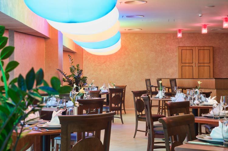 Wiseman Grand Hotel Doha Buitenkant foto The restaurant at the hotel