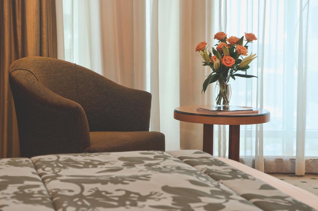 Wiseman Grand Hotel Doha Buitenkant foto A room at the hotel