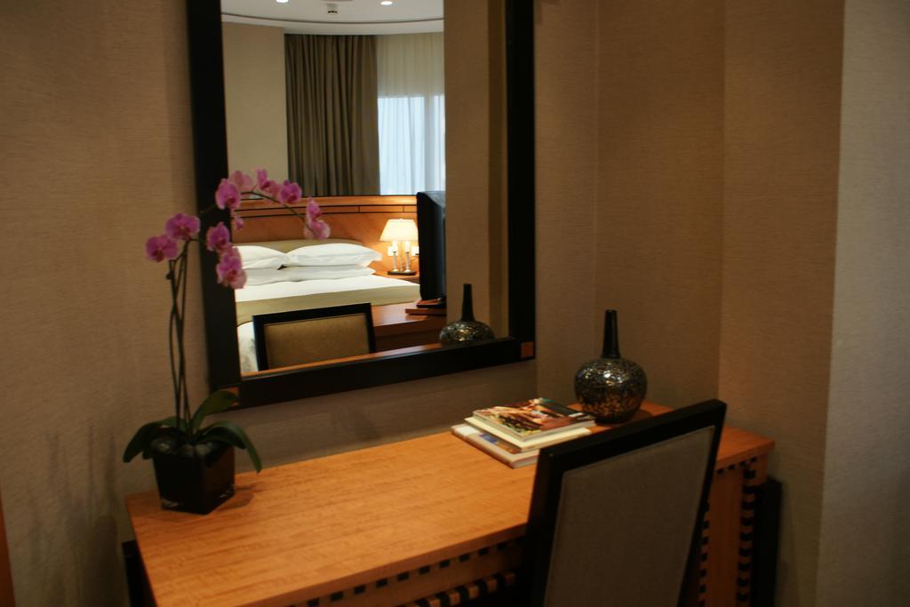 Wiseman Grand Hotel Doha Buitenkant foto A dressing table