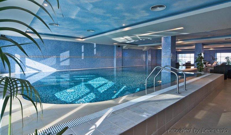 Wiseman Grand Hotel Doha Buitenkant foto The swimming pool