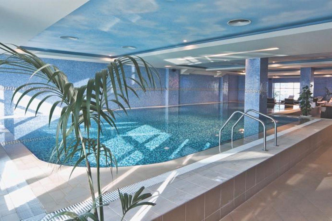 Wiseman Grand Hotel Doha Buitenkant foto The swimming pool at the hotel