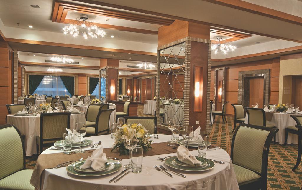 Wiseman Grand Hotel Doha Buitenkant foto The ballroom