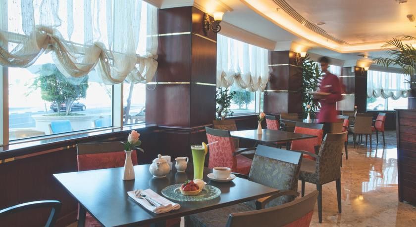 Wiseman Grand Hotel Doha Buitenkant foto The lobby lounge