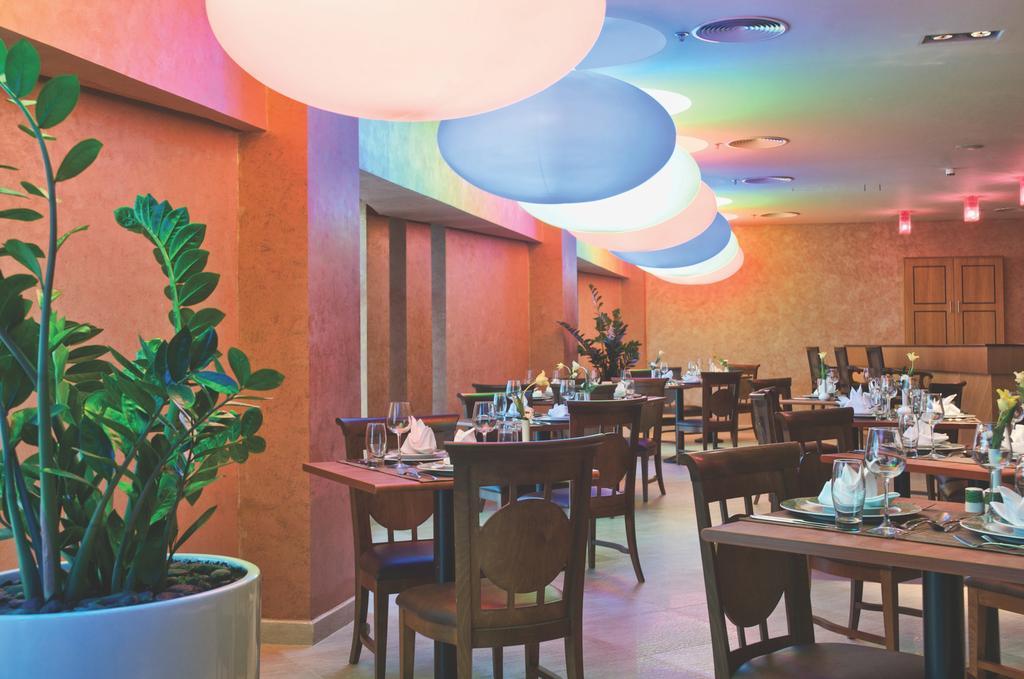 Wiseman Grand Hotel Doha Buitenkant foto The restaurant