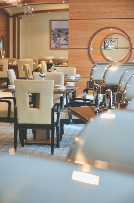 Wiseman Grand Hotel Doha Buitenkant foto The interior of the restaurant