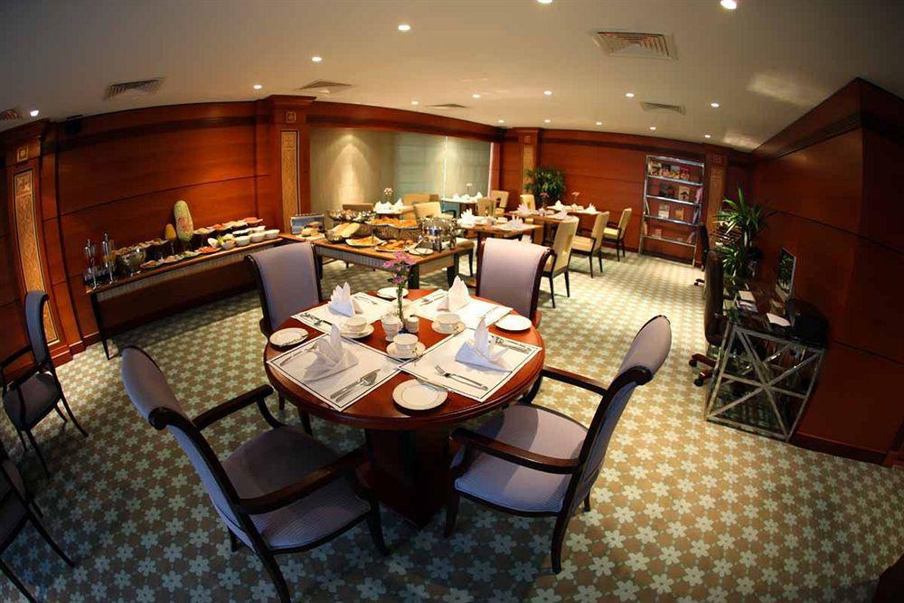 Wiseman Grand Hotel Doha Buitenkant foto The lounge at the airport